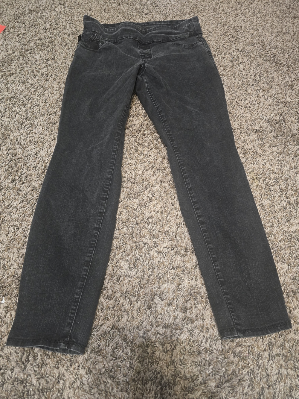 Rock & Republic Women’s Washed Black Straight-Leg Jeans F 074